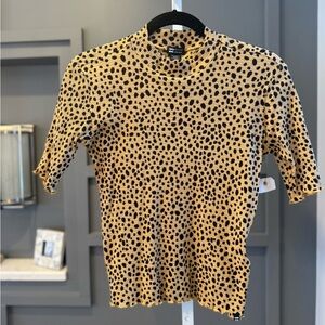 BILLABONG Women’s/Juniors Leopard Print Short Sleeve Mock Neck Small